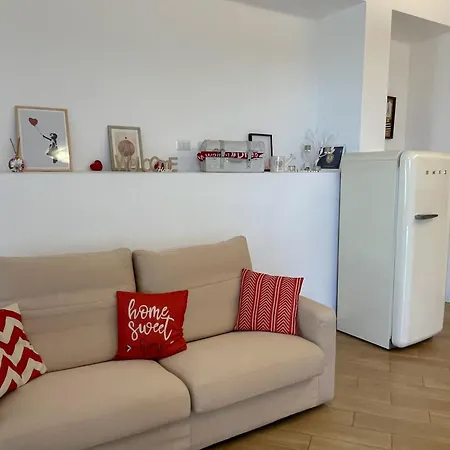 The Shabby House - Charming Seaside Retreat In Anzio, Steps From And Train Station Apartment *