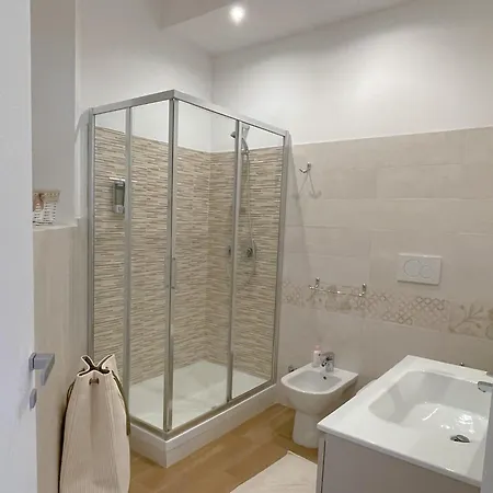 Apartment The Shabby House - Charming Seaside Retreat In Anzio, Steps From And Train Station *