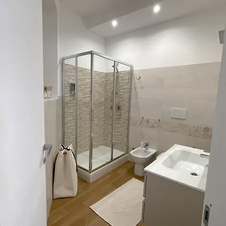 Apartment The Shabby House - Charming Seaside Retreat In Anzio, Steps From And Train Station