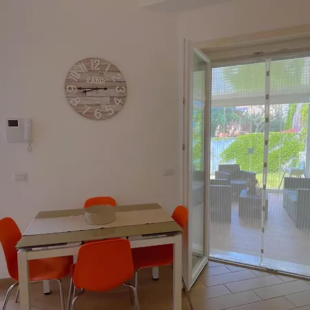 The Shabby House - Charming Seaside Retreat In Anzio, Steps From And Train Station Apartment *