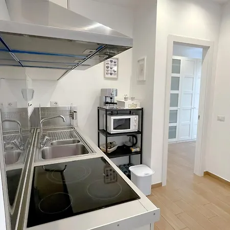 Apartment The Shabby House - Charming Seaside Retreat In Anzio, Steps From And Train Station *
