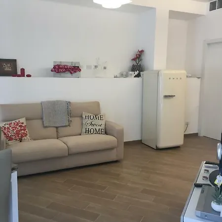 Apartment The Shabby House - Charming Seaside Retreat In Anzio, Steps From And Train Station