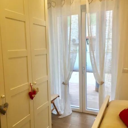 Apartment The Shabby House - Charming Seaside Retreat In Anzio, Steps From And Train Station