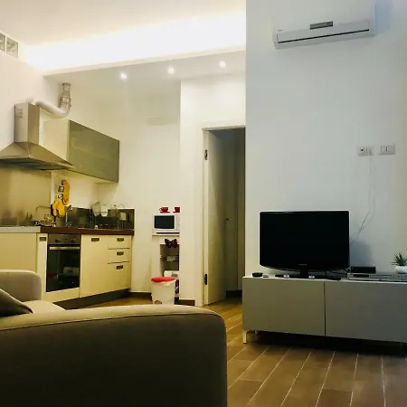 Apartment The Shabby House - Charming Seaside Retreat In Anzio, Steps From And Train Station *