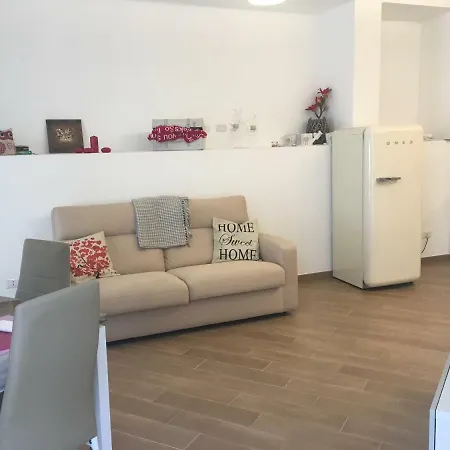 The Shabby House - Charming Seaside Retreat In Anzio, Steps From And Train Station Apartment