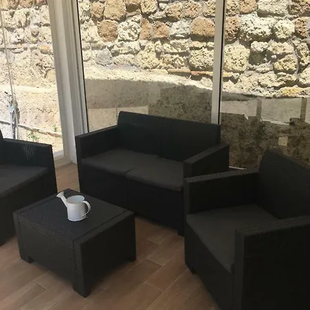 Apartment The Shabby House - Charming Seaside Retreat In Anzio, Steps From And Train Station