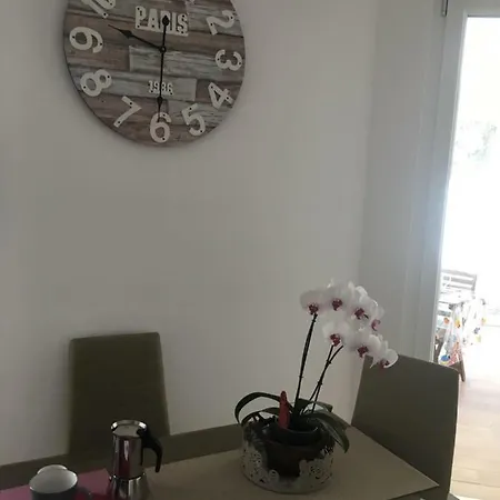 Apartment The Shabby House - Charming Seaside Retreat In Anzio, Steps From And Train Station