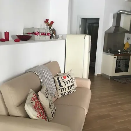 Apartment The Shabby House - Charming Seaside Retreat In Anzio, Steps From And Train Station