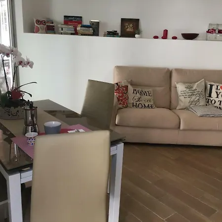 Apartment The Shabby House - Charming Seaside Retreat In Anzio, Steps From And Train Station