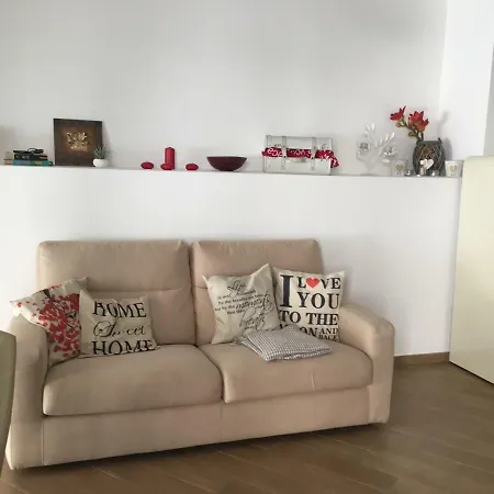 The Shabby House - Charming Seaside Retreat In Anzio, Steps From And Train Station *